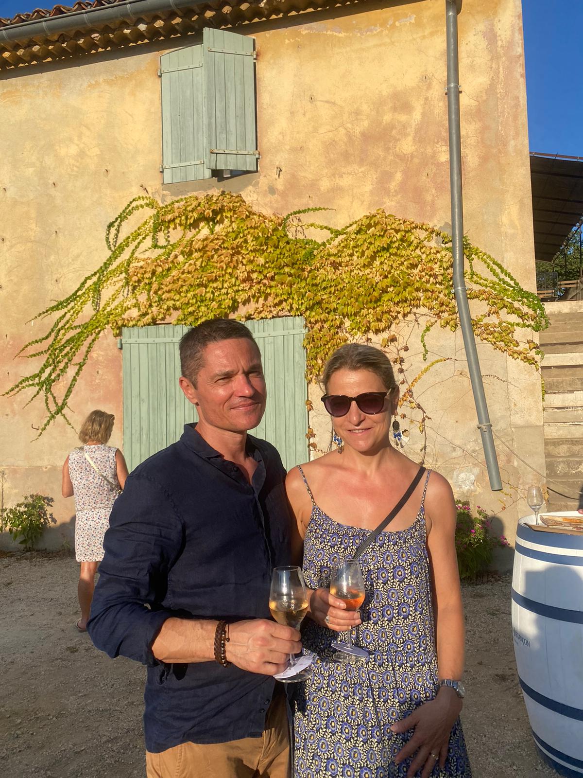 le couple, propriétaires, sur la terrasse